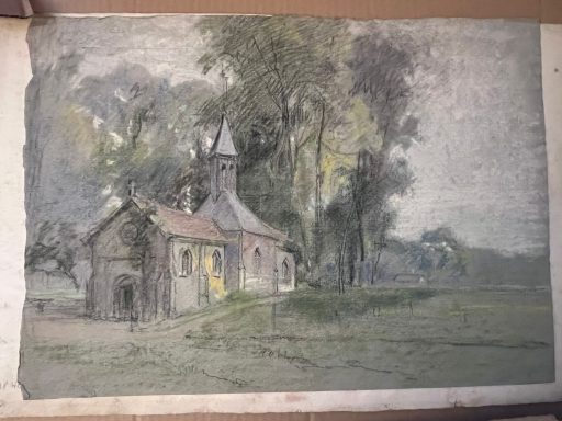 Bâtiment ancien avec un clocher, entouré d'arbres et de verdure.