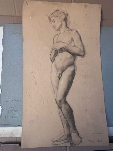 Croquis d'une figure humaine masculine, posant de manière naturelle sur fond neutre.