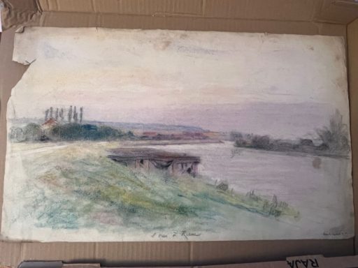 Paysage doux avec une rivière, des collines et une lumière pastel au crépuscule.