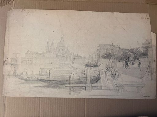 Vue d'une scène urbaine avec un canal, des gondoles et des bâtiments en arrière-plan.